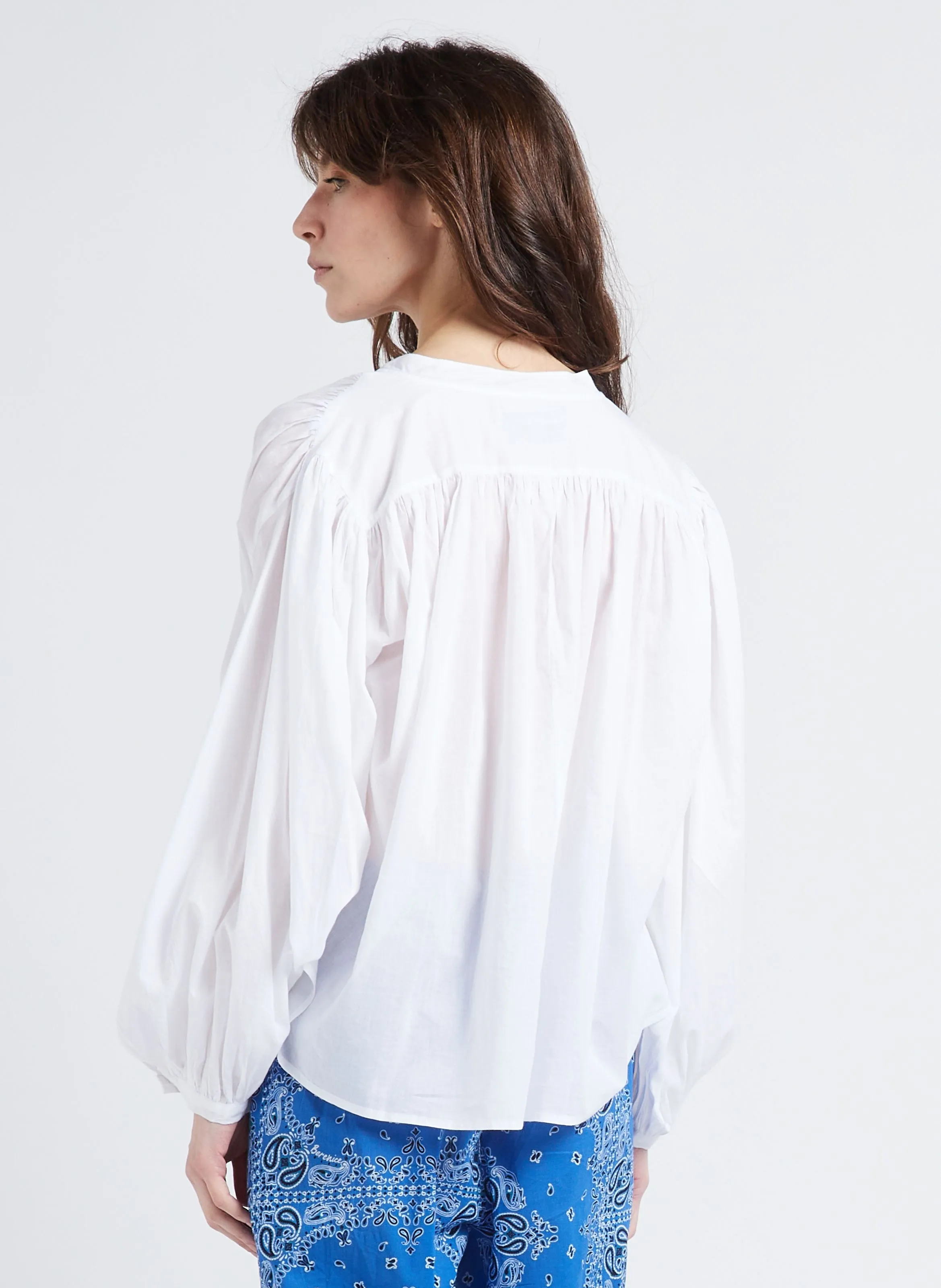 BERENICE COUNTRY - Camisa holgada de algodón con cuello alto en blanco