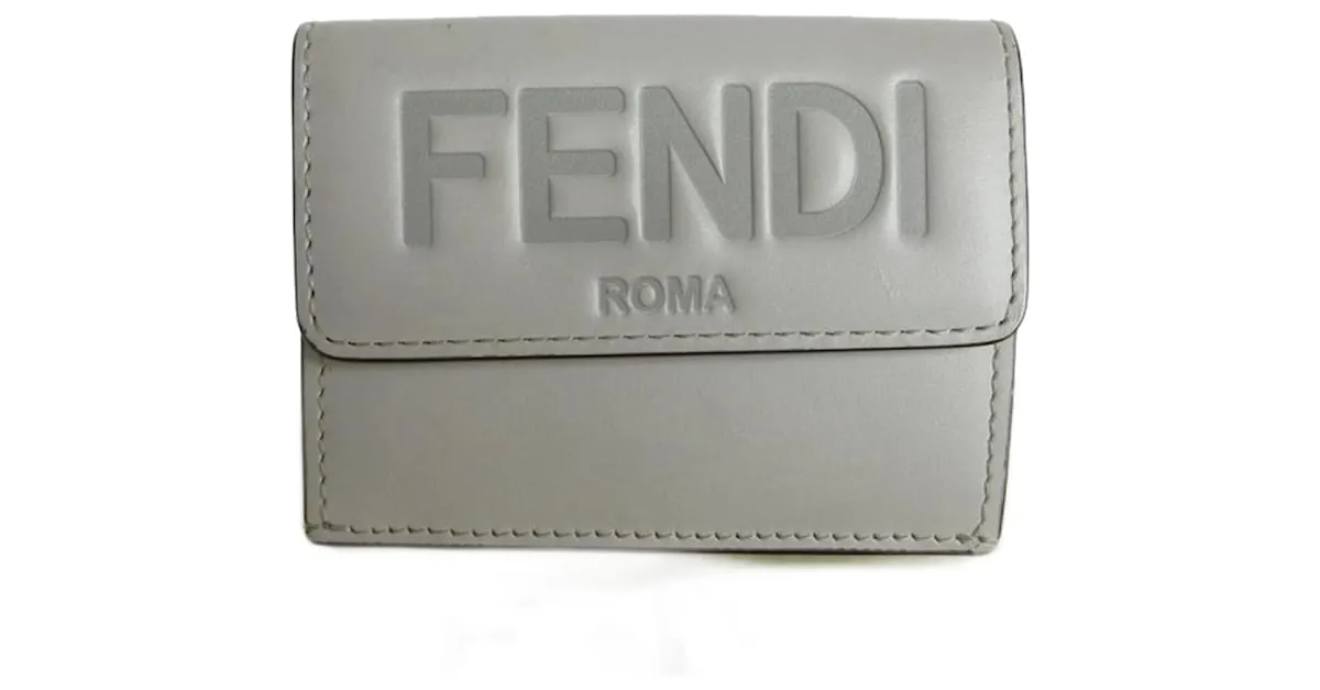 Billetera plegable Fendi en cuero gris claro 