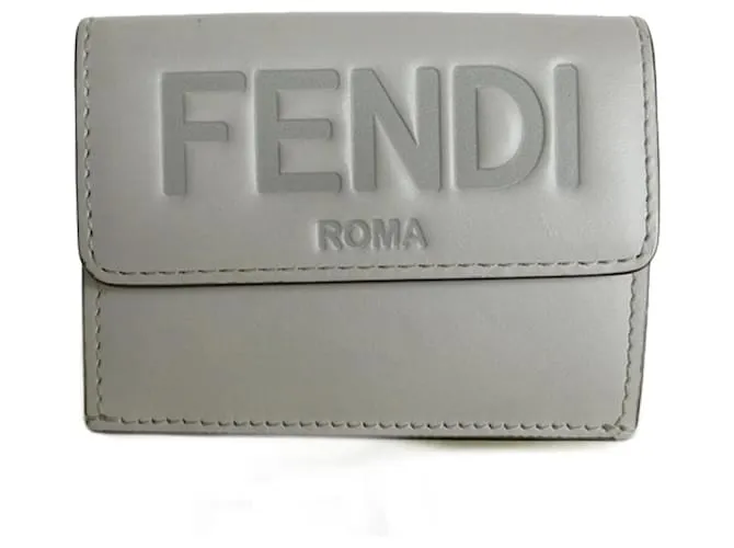 Billetera plegable Fendi en cuero gris claro 