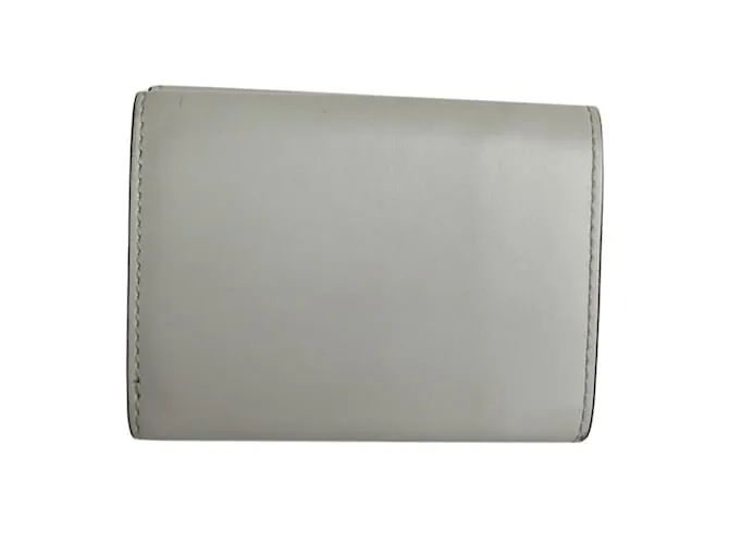 Billetera plegable Fendi en cuero gris claro 