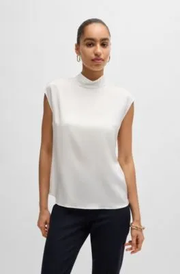 Blusa con cuello caja en seda elástica