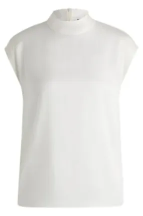 Blusa con cuello caja en seda elástica