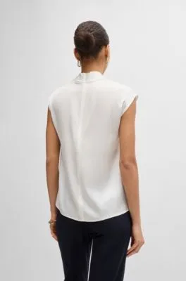 Blusa con cuello caja en seda elástica