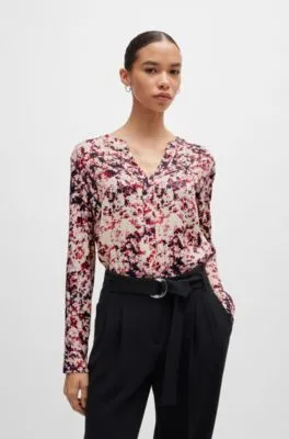 Blusa de satén con estampado floral y escote de muesca