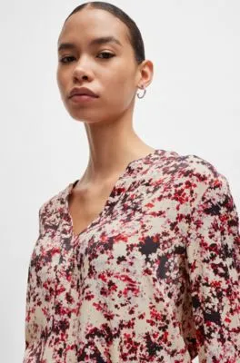 Blusa de satén con estampado floral y escote de muesca