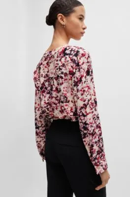 Blusa de satén con estampado floral y escote de muesca