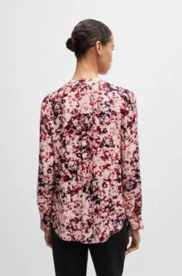 Blusa de satén con estampado floral y escote de muesca