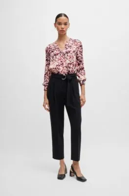 Blusa de satén con estampado floral y escote de muesca