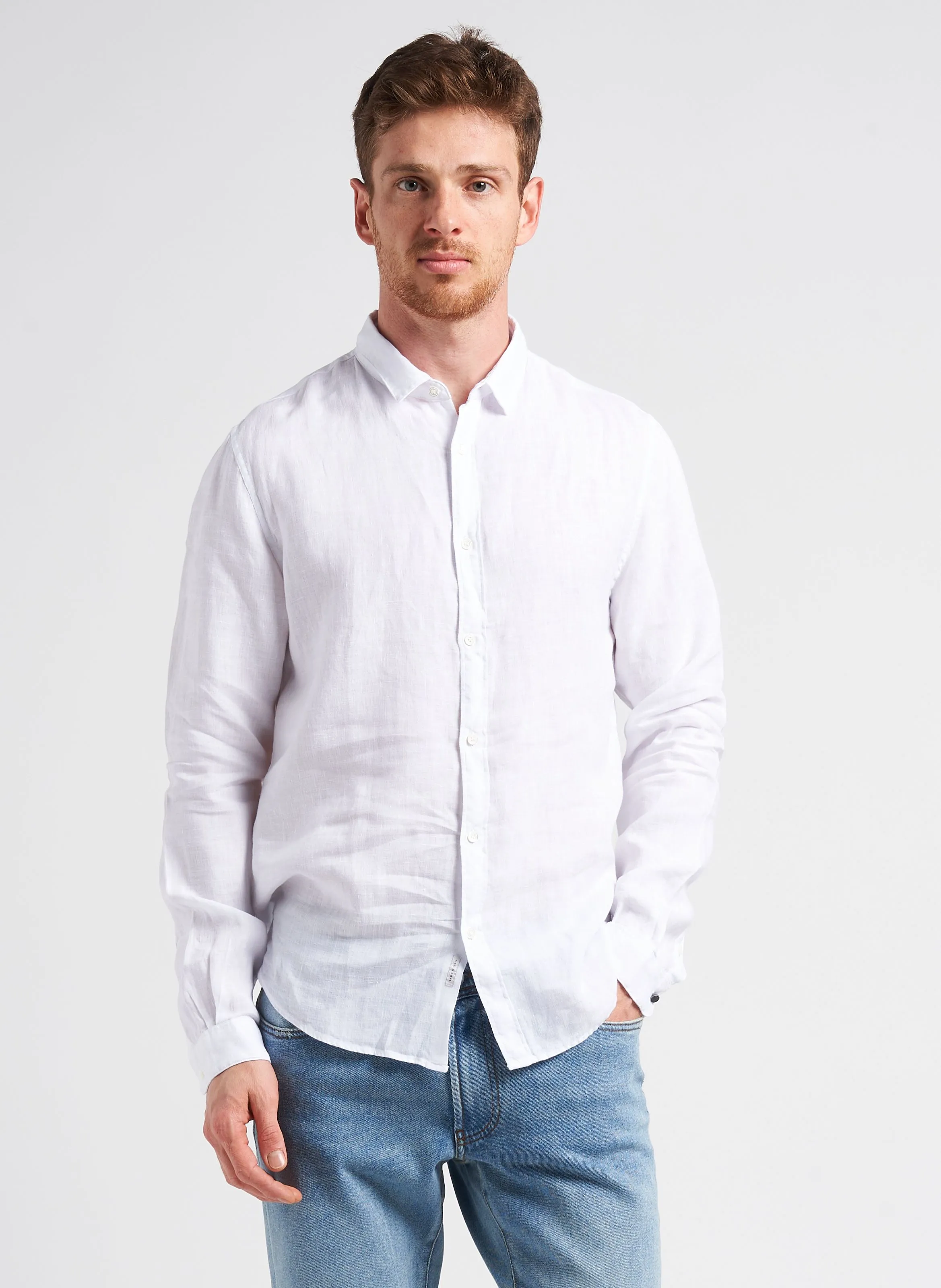 Camisa de lino slim fit con cuello clásico en blanco