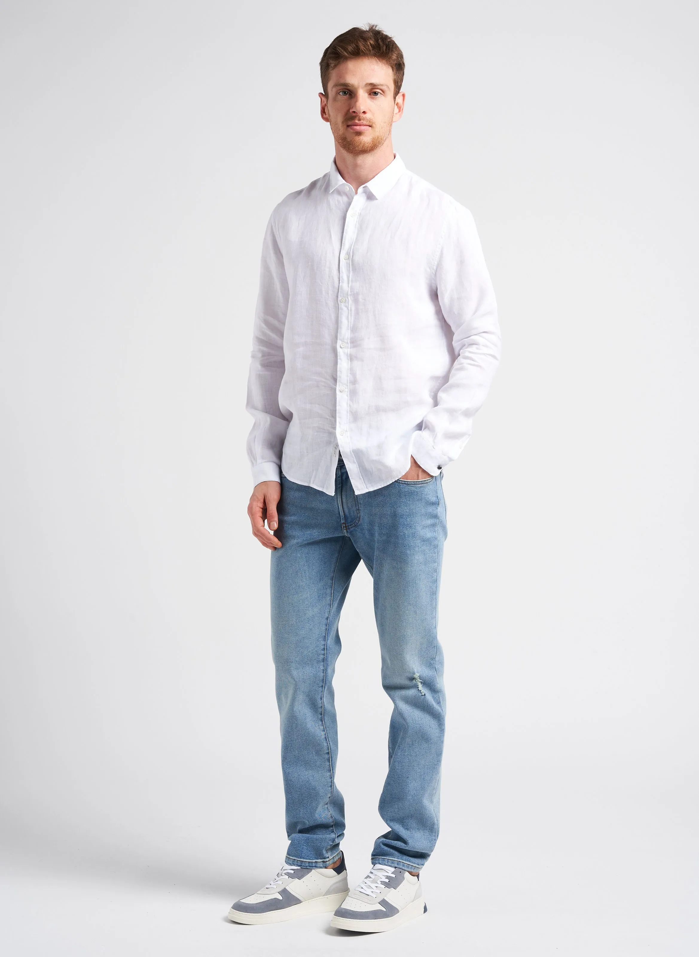 Camisa de lino slim fit con cuello clásico en blanco