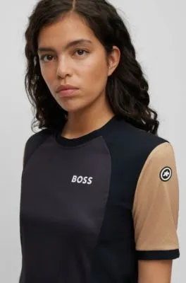 Camiseta BOSS x ASSOS de punto regular fit con protección UPF35 y detalle de la marca