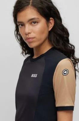 Camiseta BOSS x ASSOS de punto regular fit con protección UPF35 y detalle de la marca