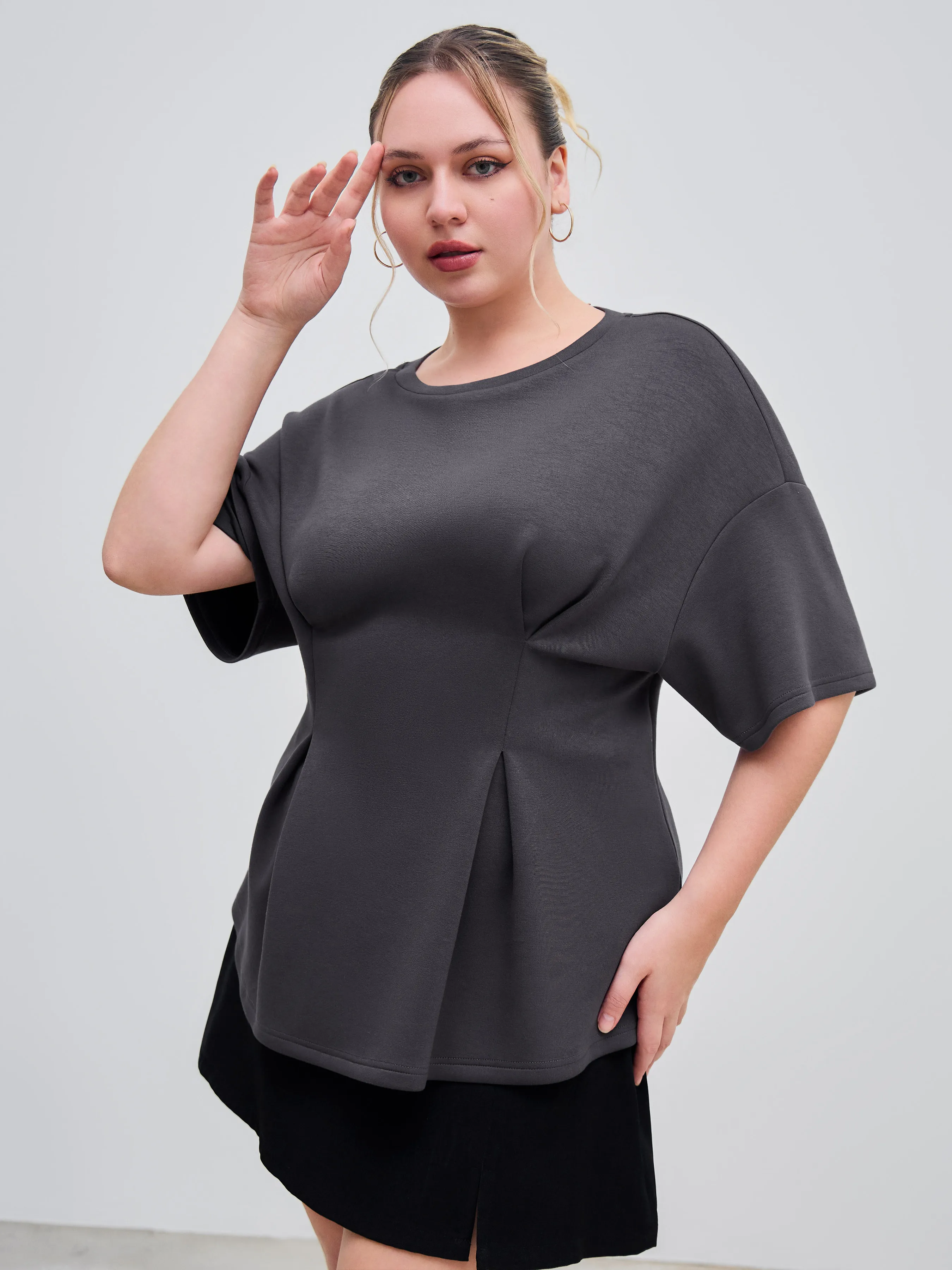 Camiseta de manga corta plisada y cuello redondo Curvy