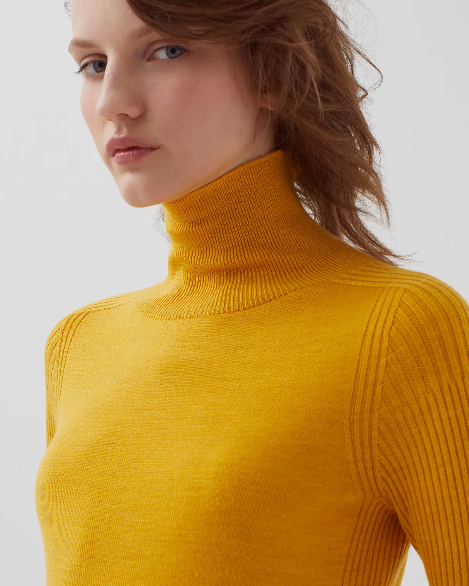 Jersey ajustado de lana merino sunset yellow