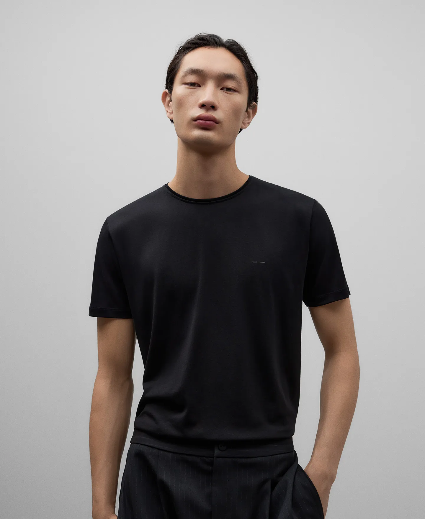 Men's black crew neckline T-shirt