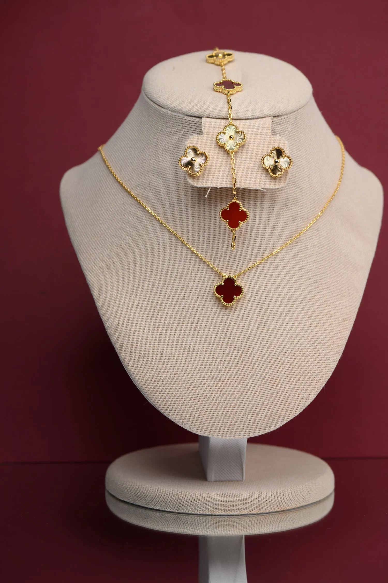 Set : Cadena simple roja + brazalete + aretes flor imperial