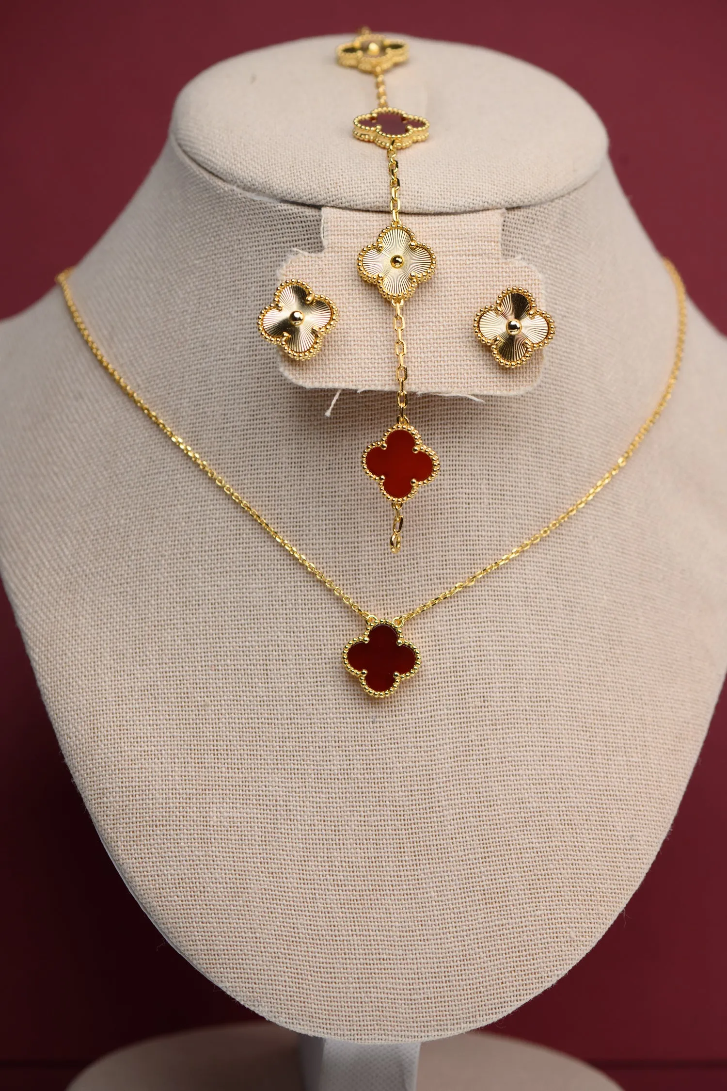 Set : Cadena simple roja + brazalete + aretes flor imperial